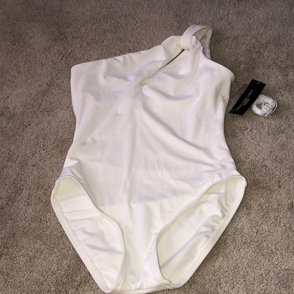 Carmen Marc Valvo Other - Carmen Marc Valvo One Shoulder Piece Swimsuit Women’s size 6‎ White NWT read